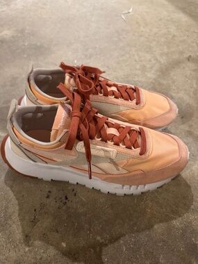 🦄🦄 REEBOK Peach Sneakers with Rust Accents